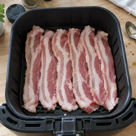 Rohe Baconscheiben nebeneinander im Airfryer-Korb