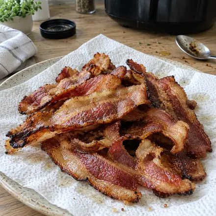 Knuspriger Bacon zum Abtropfen auf Küchenpapier